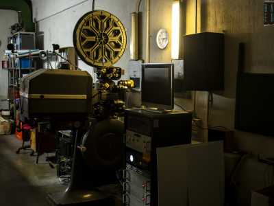 Il 35 mm, proiettore prodotto dalla Cinemeccanica di Milano, in uso dagli anni 80 fino al 2014